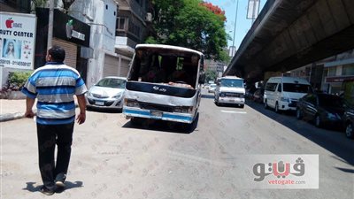 بالصور.. لودر حي المهندسين يسحب الأتوبيس المقلوب بميدان لبنان