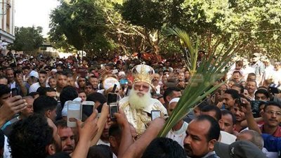 بالصور.. أسقف طما يذهب للقداس الإلهي على «حمار»