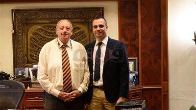 شاهد توقيع عصام سراج لتولي مهمة مدير التسويق والاستثمار بالمقاصة