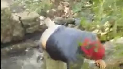 بالفيديو.. رجل يتعرض لموقف محرج لحظة عبوره المياه