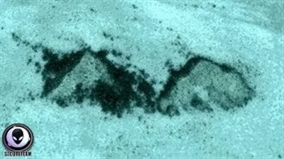 بالفيديو.. رجل يعثر على هرمين أسفل مياه أمريكية