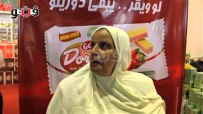 بالفيديو.. سيدة تدعو للسيسي في معرض 