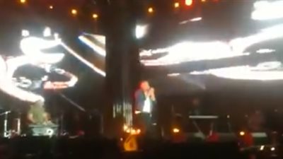 عمرو دياب يغني من ألبومه الجديد في حفل الجامعة الأمريكية (فيديو)