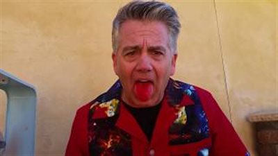 بالفيديو.. رجل يوقف مروحة معدنية بلسانه