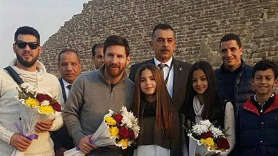 بالفيديو.. تأمين ميسي في سيارة مصفحة خلال زيارته للأهرامات