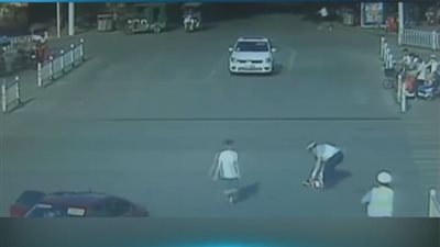 بالفيديو.. لحظة سقوط طفل من سيارة في منتصف الشارع