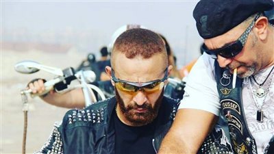 أحمد السقا يقود دراجة نارية في كواليس «هروب اضطراري»