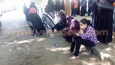 بالصور.. تجمع أولياء أمور الطالبات بمحيط لجنة «أم الأبطال»