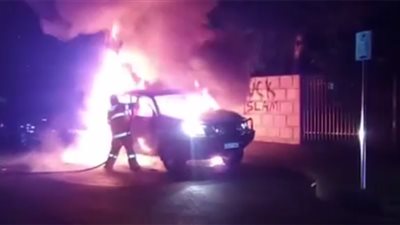 بالفيديو والصور.. إلقاء قنابل حارقة على مسجد في أستراليا