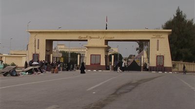 مصر تفتح معبر رفح ثلاثة أيام متتالية وتسمح بدخول الأسمنت لـ«غزة»
