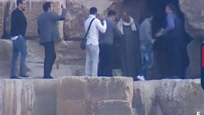 بالفيديو.. ميسي يصر على رؤية الأهرامات من الداخل