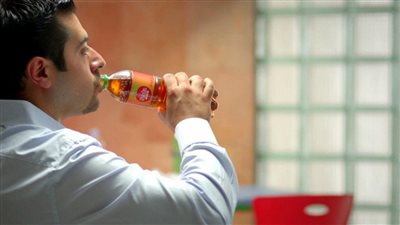 تحذير من خطورة مشروبات الطاقة على صحة وأسنان المراهقين