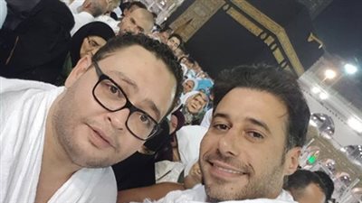 أحمد رزق يؤدي مناسك العمرة في عيد ميلاده برفقة أحمد السعدني