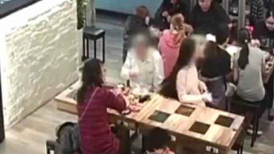 لحظة إلقاء رجل «شوربة مغلية» على وجه امرأة (فيديو وصور)