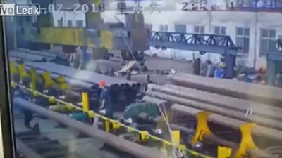 ماسورة حديدية ضخمة تصدم عاملا وتصيبه أثناء عملها (فيديو)