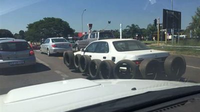 حملة سخرية تلاحق سائقا استخدم إطارات لحماية سيارته