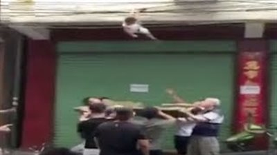 بالفيديو.. إنقاذ طفل علق في أسلاك الكهرباء