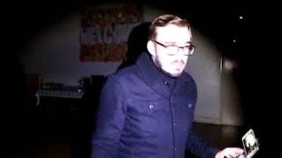 بالفيديو.. شاب يمسك بعفريت داخل كنيسة مهجورة