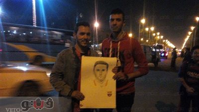 بالصور.. عشرات الجماهير في انتظار ميسي أمام بوابة الأهرامات