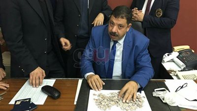 جمارك مطار القاهرة تحبط تهريب مشغولات ذهبية و20 ساعة ثمينة