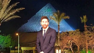 ميسي ينشر صورة له في الأهرامات