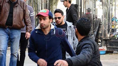 علي ربيع ومصطفى خاطر ونجوم مسرح مصر في جنازة والد «أوس أوس»