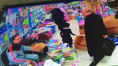 لحظة سرقة امرأة لهاتف محمول من محل بالشرقية (فيديو)