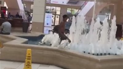 شاهد.. رد فعل متسوقين على شاب حول نافورة داخل مول إلى حمام سباحة