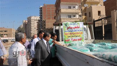 بالصور.. «الشعب يأمر» تطرح 8 أطنان مواد غذائية بالفيوم