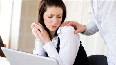 مدير يستدرج فتاة بسيرتها الذاتية ويهددها بالقتل إذا تزوجت غيره