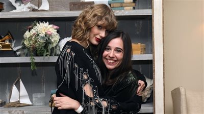 معجبة تطير من أستراليا للوس أنجلوس لمقابلة تايلور سويفت