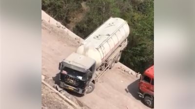 سائق شاحنة ضخمة يشعل الإنترنت بمهاراته في القيادة (فيديو)