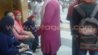 بالصور.. طالبات «شبرا» يتجمعن استعدادا للتظاهر أمام «التعليم»