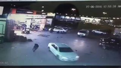 بالفيديو.. لص يسرق سيارة سعودي أمام عينيه ويحاول دهسه بها