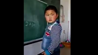 بالفيديو.. أغبى طفل في العالم