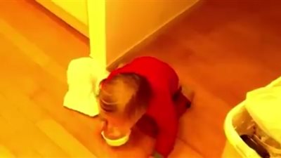 بالفيديو.. رد فعل طفلة رفضت حمل طبقها بعد تناول الطعام