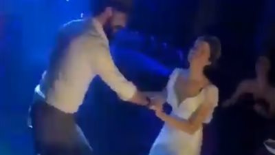 عروسان يشعلان حفل زفافهما بوصلة رقص مجنونة (فيديو)