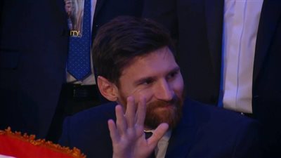 بالفيديو.. ميسي يستمع لـ«الحلوة دي قامت تعجن في الفجرية»