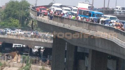 بالصور.. سقوط سيارة أجرة من اعلي كوبري الوراق في النيل