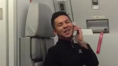 بالفيديو.. مضيف طيران يشعل الإنترنت بوصلة رقص على الطائرة