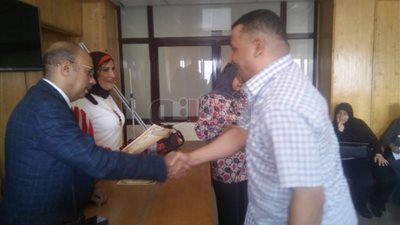 «وكيل صحة أسيوط» يكرم المحاضرين بدورة المهارات الأساسية للمعامل (صور)