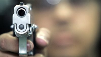 عاطل يطلق النار على صديقه بسبب 150 جنيها بالقليوبية