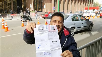 مواطن أمام الوطنية للانتخابات: بحب الريس وعايز أشوفه (فيديو)