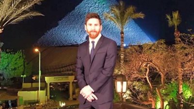 صابرين تنشر صورة ميسي أمام الأهرامات: عظيمة يا مصر