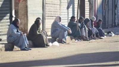 الفواعلية في زمن التعويم.. موال الغربة في انتظار الرغيف.. معاناتهم تزداد بعد نحو سنة ونصف السنة من قرار تحرير سعر الصرف..عامل : «اليومية وصلت إلى 120 ومفيش شغل».. وخليفة: شهادة أمان لا تكفى