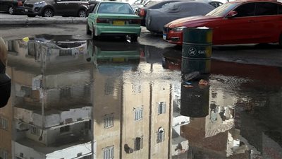 غرق شارع الشهداء في السويس بسبب ماسورة صرف صحي