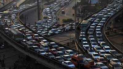 كسر ماسورة مياه يتسبب في اختناقات مرورية بمحور 26 يوليو