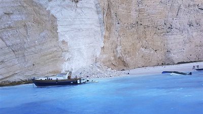 انهيار جبل صخري أعلى رواد شاطئ يوناني (فيديو وصور)