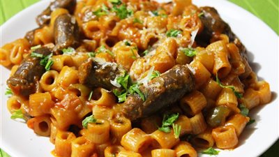 6 خطوات لعمل طبق المكرونة بالسجق على الغداء