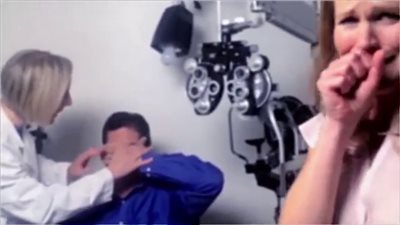 لحظة مشاهدة رجل أعمى زوجته لأول مرة منذ ٢١ عاما (فيديو وصور)